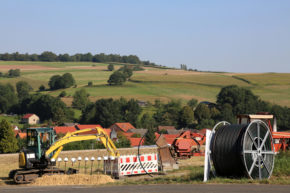 baustelle-breitbandausbau-in-nordhessen-und-deutschaland-mit-lwl-kabelabdeckung